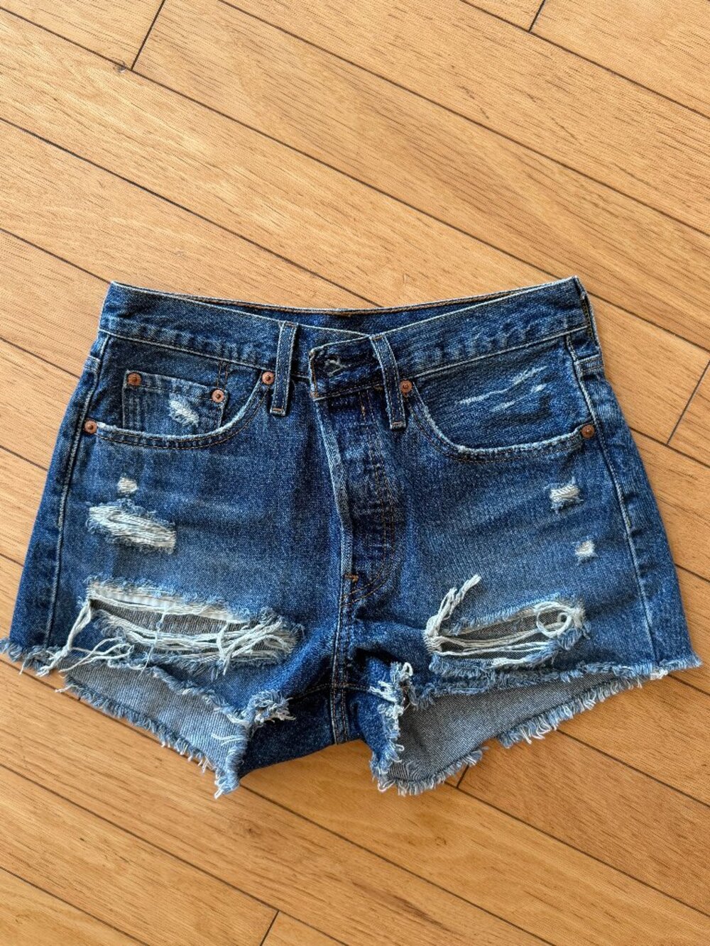 Levi’s 501 Medium Wash Distressed Denim Shorts – High Rise (W27)